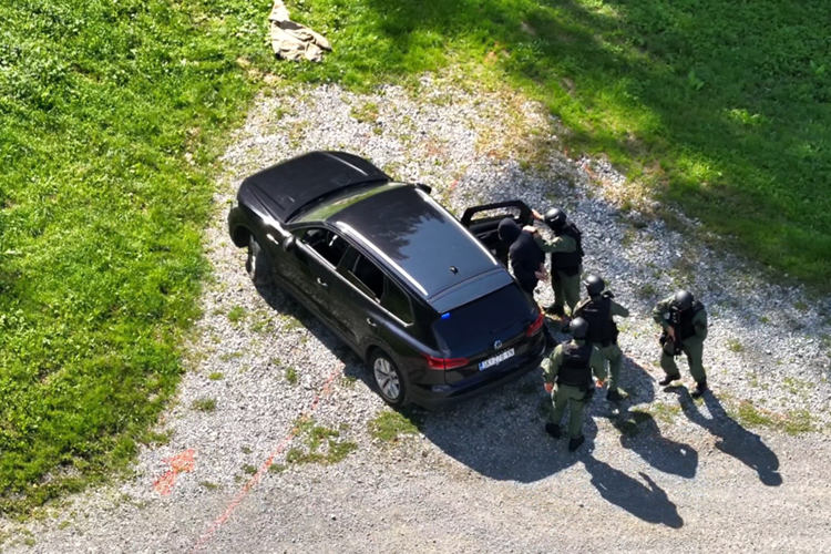 Slika /PU_SiM/AA NOVE Ilustracije/OLUJNI BLJESAK 30/1.png